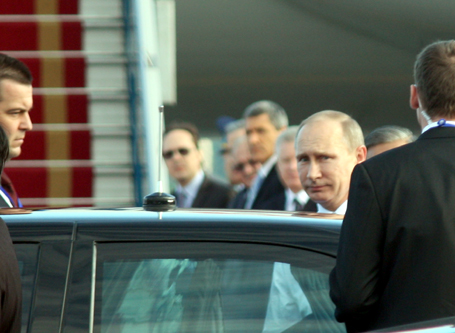 Xe chở Tổng thống Nga rời sân bay Nội Bài