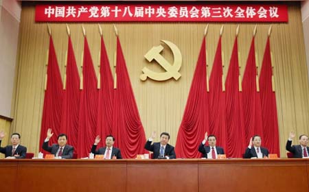 Tổng bí thư Tập Cận Bình (giữa) cùng các thành viên thường vụ Bộ chính trị Trung Quốc biểu quyết