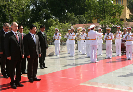 Tổng thống Nga Putin mặc niệm các Anh hùng liệt sĩ tại Đài tưởng niệm