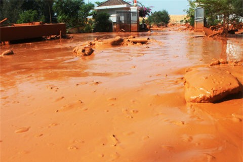 Vỡ hồ chứa bùn đỏ titan 1.000m2 ở Bình Thuận