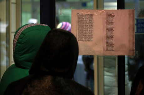 Danh sách các hành khách thiệt mạng trong vụ tai nạn được dán tại tòa nhà chính của sân bay Kazan.