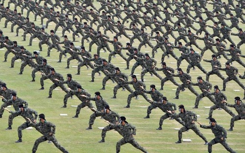 KMR tăng nóng: Cú hích từ lợi nhuận và... quân trang Hàn Quốc