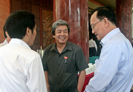 Đại biểu Hà Minh Huệ (ở giữa) băn khoăn việc bộ nhiệm cán bộ đôi khi theo tình hơn theo lý