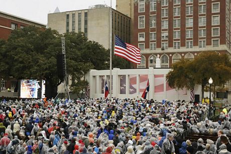 Đây là lần đầu tiên Dallas tổ chức một lễ tưởng niệm lớn tưởng nhớ Kennedy.