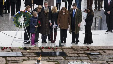 Các thành viên gia đình Kennedy tới đặt vòng hoa tại mộ ông ở nghĩa trang Arlington.