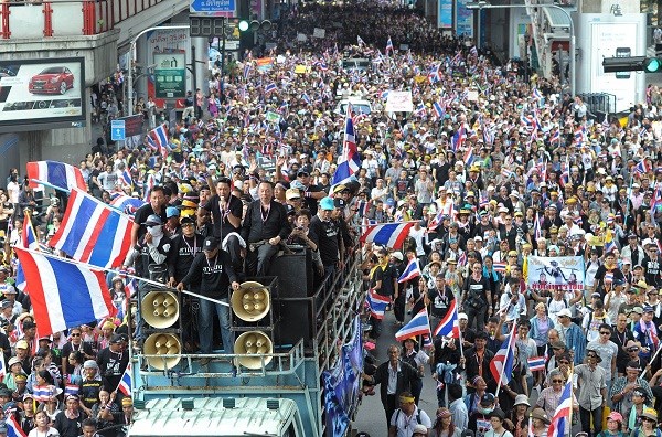 Người biểu tình đòi lật bà Yingluck, Mỹ kêu gọi kiềm chế