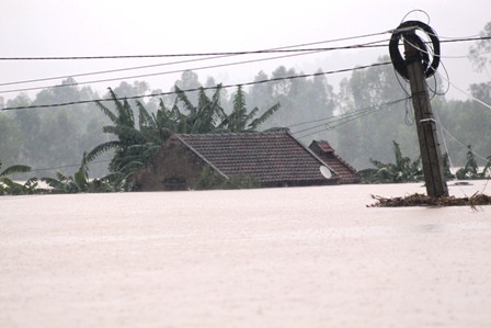 Nhiều vùng ở miền Trung bị ngập lụt, nhiều nghi vấn đặt ra do thủy điện xả lũ
