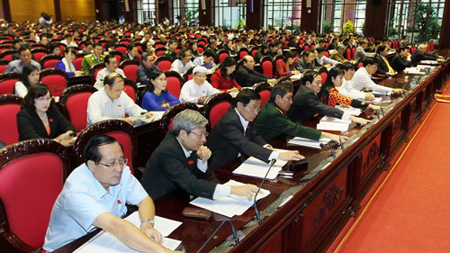 Đại biểu Quốc hội nhấn nút biểu quyết thông qua bản Hiến pháp mới (Ảnh: VPQH)