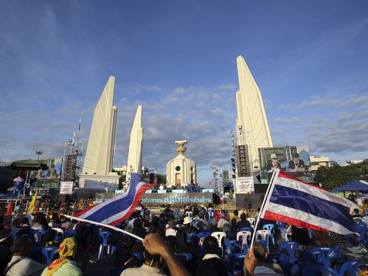 Thái Lan: Hàng ngàn người biểu tình xông vào trụ sở quân đội