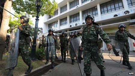Quân đội được triển khai hỗ trợ cảnh sát chống bạo động