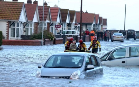 Nhiều khu vực phía Đông nước Anh bị lụt nặng do bão