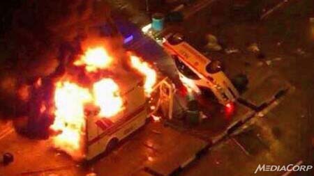 Xe cứu thương và xe cảnh sát bị đốt