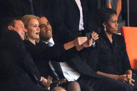 Obama gây bão vì chụp ảnh “tự sướng” tại tang lễ Mandela