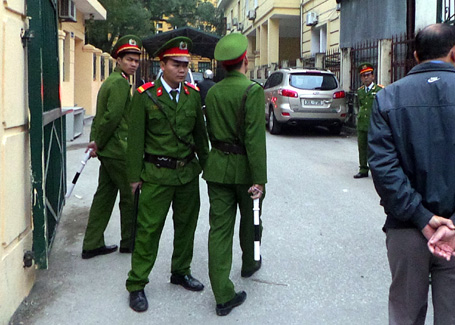 An ninh trước cổng tòa Hà Nội được thắt chặt ngay từ sáng sớm