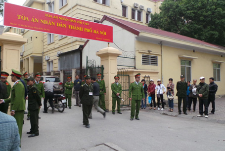 An ninh trước cổng tòa Hà Nội được thắt chặt ngay từ sáng sớm