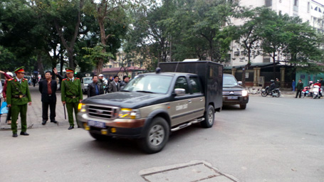Hơn 7h, đoàn xe chở Dương Chí Dũng đến tòa Hà Nội bắt đầu phiên xét xử đầu tiên