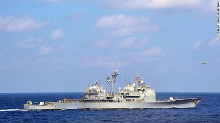 Tàu chiến Mỹ-Trung suýt đâm nhau trên Biển Đông