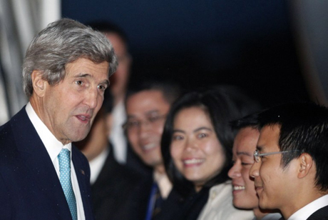 Ông Kerry được chào đón tại sân bay Nội Bài.