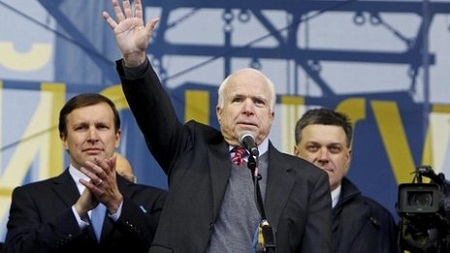 Thượng nghị sỹ Mỹ John McCain nói chuyện với người biểu tình Ukraine