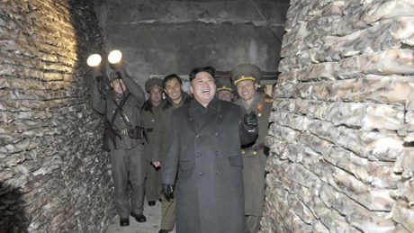 Ông Kim Jong-un tươi cười khi thăm kho cá của quân đội.