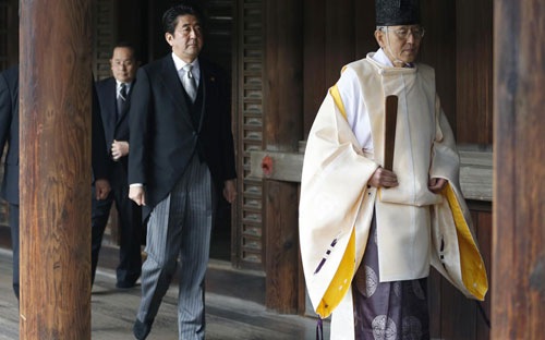 Thủ tướng Nhật khiến Đông Bắc Á “nổi sóng”