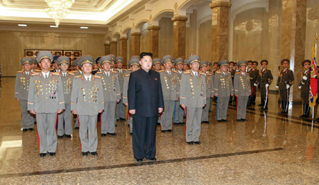 Ông Kim Jong-un cùng các quan chức vào lăng viếng cha hôm 24/12.
