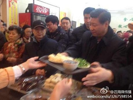 Ông Tập Cận Bình xếp hàng mua bánh bao, dư luận Trung Quốc phát sốt