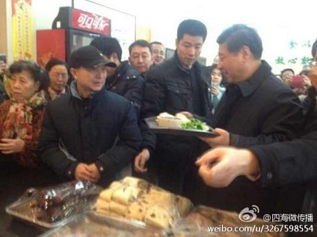 Chủ tịch Trung Quốc tự bề đồ ăn ra bàn.