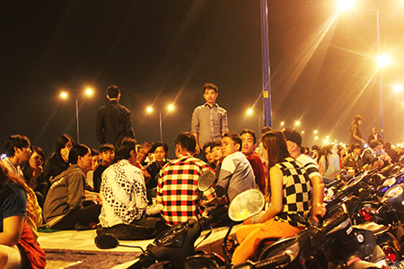 Người dân ngồi trên đường chờ xem bắn pháo hoa