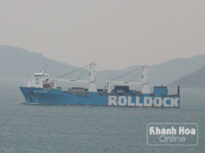 Tàu Rolldock mang theo tàu ngầm Kilo Hà Nội chuẩn bị băng qua mũi Hồi.