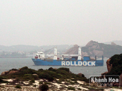 Tàu Rolldock tiến vào vịnh Cam Ranh.