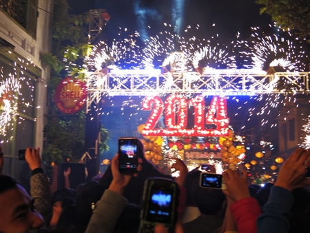 Biểu tượng năm mới 2014 rực rỡ cùng pháo hoa tại phố cổ Hội An