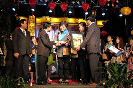 Trao quà lưu niệm đến du khách thứ 1,6 triệu đến Quảng Nam trong năm 2013