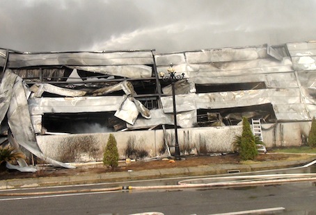Vụ cháy kinh hoàng khiến nhà xưởng bị đổ sập gần như hoàn toàn... (ảnh: Quốc Đô)