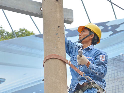 Công nhân EVN cải tạo lưới điện ở quận 5, TP HCM Ảnh: TẤN THẠNH