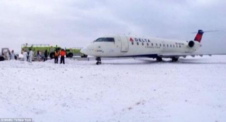 Một chiếc máy bay của hãng Delta bị trượt khỏi đường băng trong ngày 5/1