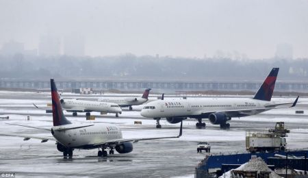 Sân bay JFK hầu như tê liệt vì đường băng bị đóng băng