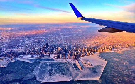 Thành phố Chicago bị phủ một màu trắng xóa.
