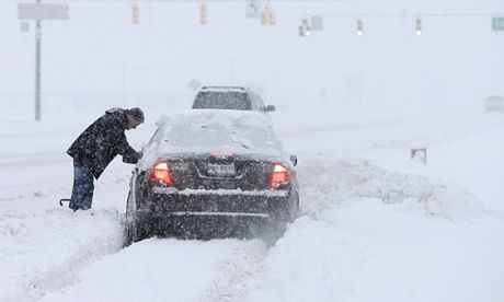 Một người đàn ông cố gắng trợ giúp một tài xế bị mắc kẹt trong tuyết ở Zionsville, bang Indiana.