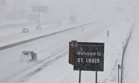 Tuyết rơi trắng trời trên một con đường từ Missouri tới Delaware.