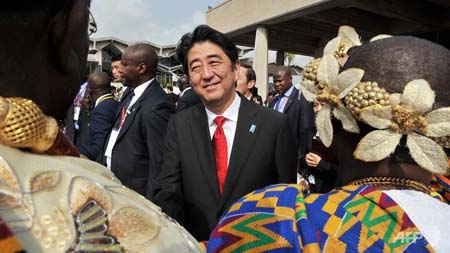 Thủ tướng Nhật được người dân châu Phi chào đón