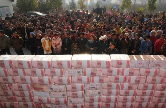 Trung Quốc: Xây bức tường bằng tiền từ tiền thưởng Tết