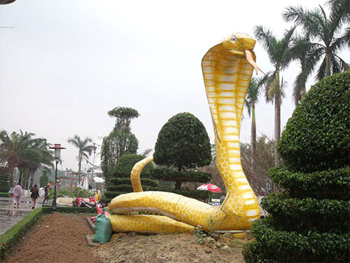 Đến giờ này mà tượng con rắn của Tết Quý Tỵ vẫn còn trong Công viên 29 Tháng 3 ở Đà Nẵng Ảnh:  HOÀNG DŨNG