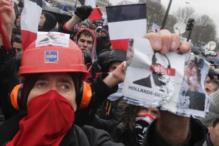 Biểu tình lớn tại Paris phản đối Tổng thống Pháp