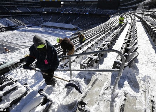 Sân vận động MetLife, bang New Jersey ngừng hoạt động vì tuyết phủ kín.