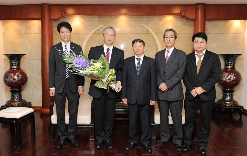 Chủ tịch HĐQT Vietcombank Nguyễn Hòa Bình (ở giữa) cùng các