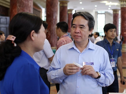 Thống đốc Nguyễn Văn Bình bên hành lang Quốc hội.