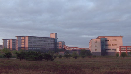 Trường được mở cửa năm 2010 và nằm ở ngoại ô Bình Nhưỡng.