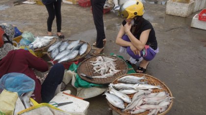 Thủy hải sản cũng tăng giá so với thường ngày.