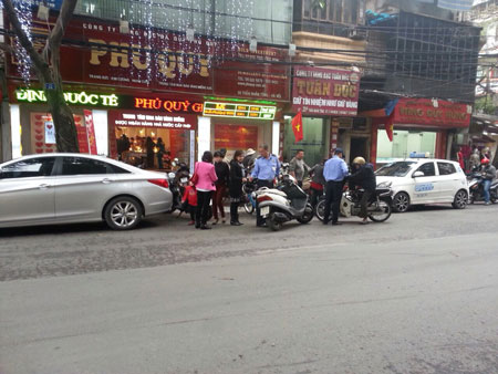 Một trong những con đường có nhiều cửa hàng vàng ở Hà Nội.